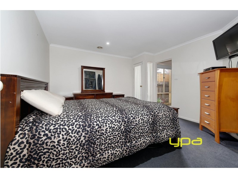 33 Mckenzie Crescent, Roxburgh Park VIC 3064