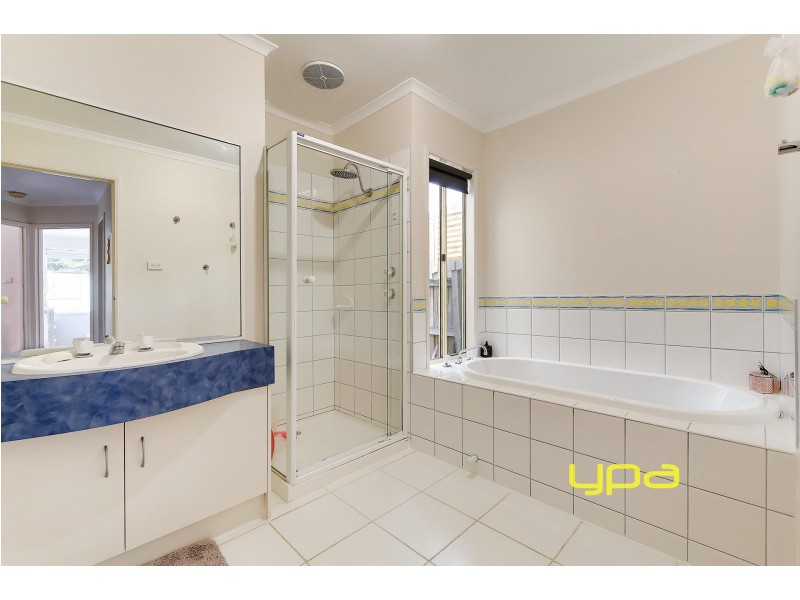 33 Mckenzie Crescent, Roxburgh Park VIC 3064