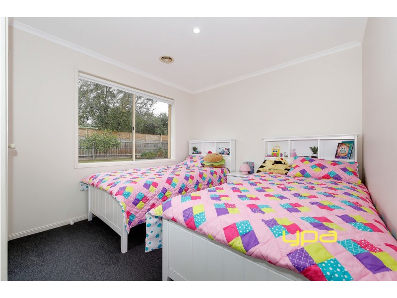 33 Mckenzie Crescent, Roxburgh Park VIC 3064