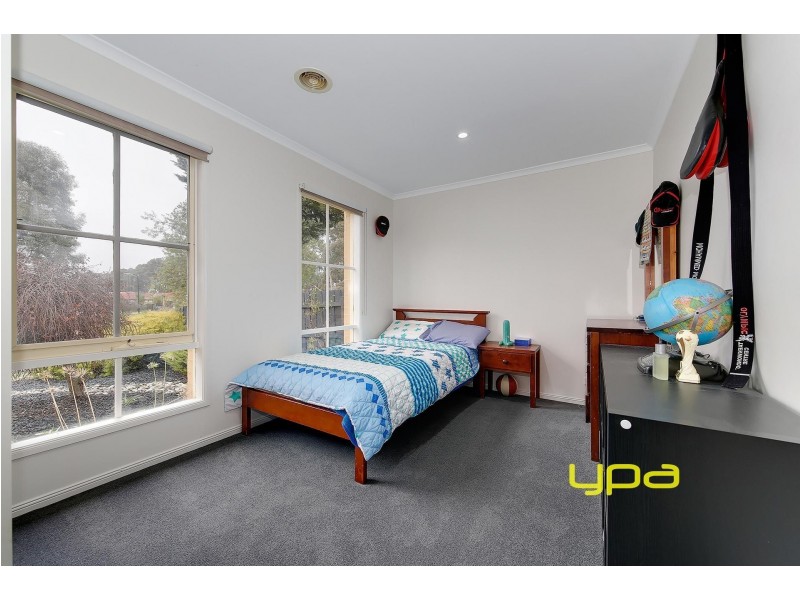 33 Mckenzie Crescent, Roxburgh Park VIC 3064