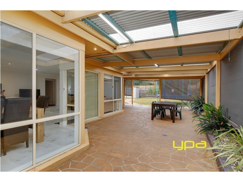 33 Mckenzie Crescent, Roxburgh Park VIC 3064