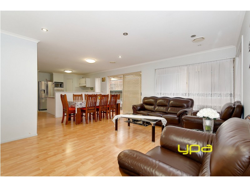 19 Sheridan Way, Roxburgh Park VIC 3064