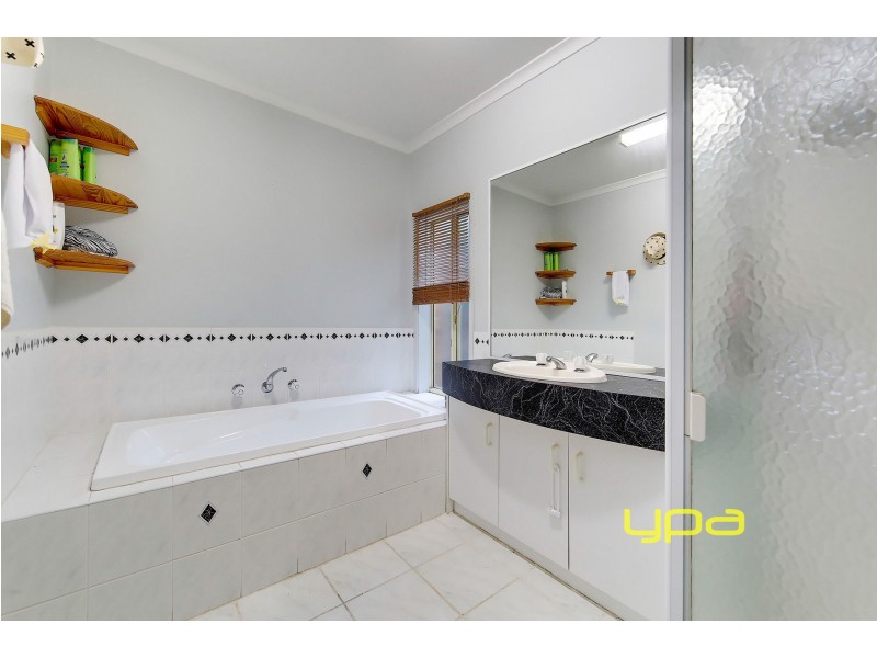 19 Sheridan Way, Roxburgh Park VIC 3064