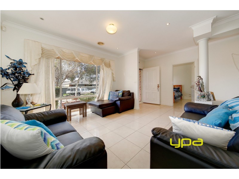 13 Lachlan Crescent, Roxburgh Park VIC 3064