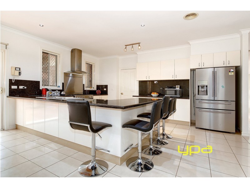 13 Lachlan Crescent, Roxburgh Park VIC 3064