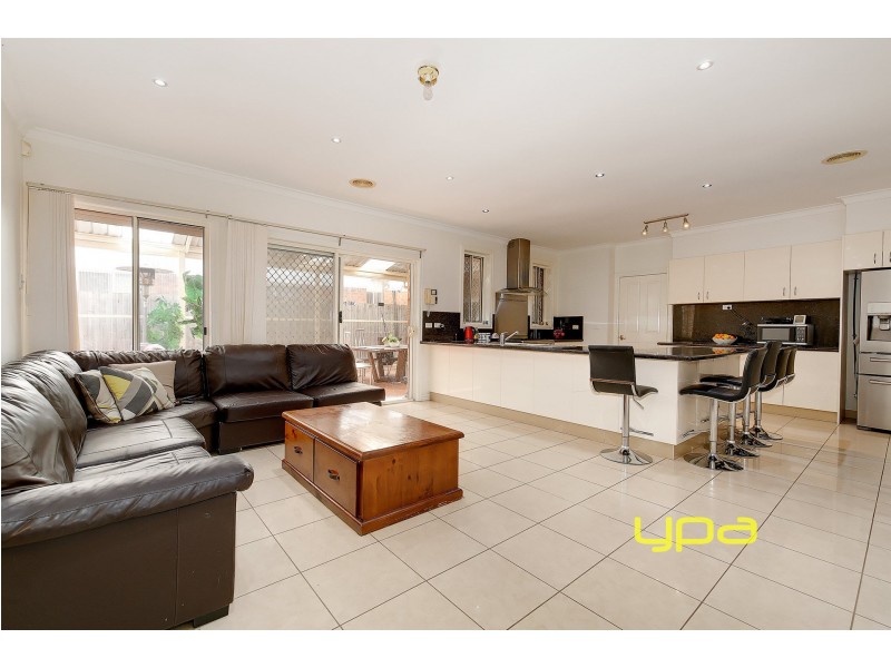 13 Lachlan Crescent, Roxburgh Park VIC 3064