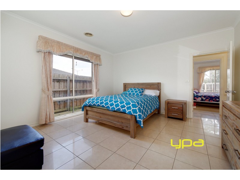 13 Lachlan Crescent, Roxburgh Park VIC 3064