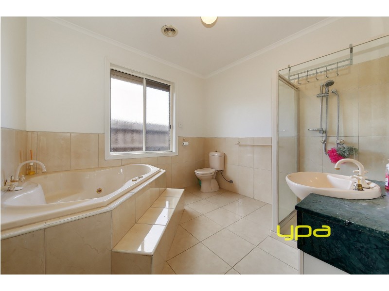 13 Lachlan Crescent, Roxburgh Park VIC 3064