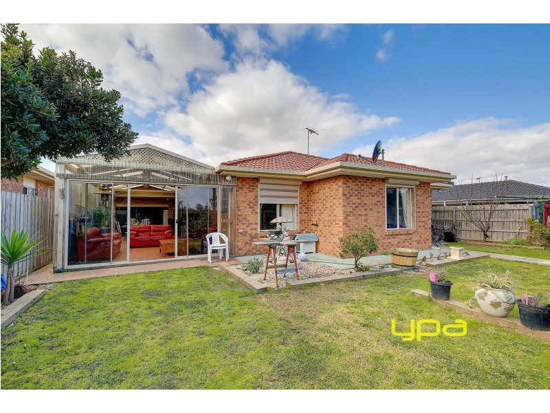 13 Lachlan Crescent, Roxburgh Park VIC 3064