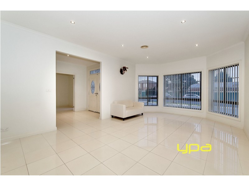 8 Mcpherson Boulevard, Roxburgh Park VIC 3064