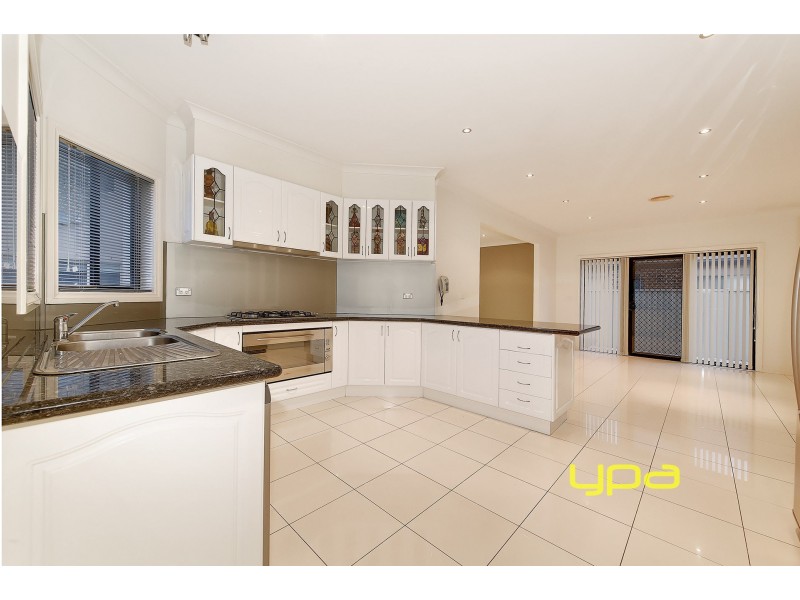 8 Mcpherson Boulevard, Roxburgh Park VIC 3064