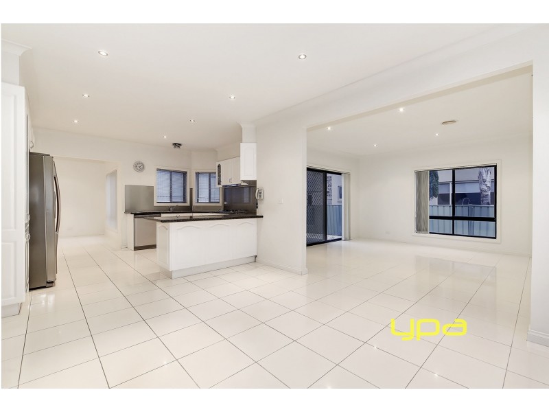 8 Mcpherson Boulevard, Roxburgh Park VIC 3064