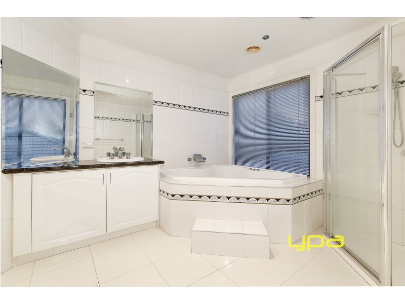 8 Mcpherson Boulevard, Roxburgh Park VIC 3064