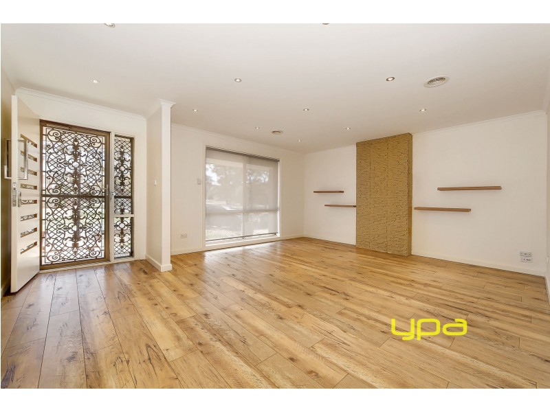 18 Colchester Circuit, Roxburgh Park VIC 3064