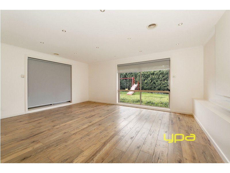 18 Colchester Circuit, Roxburgh Park VIC 3064