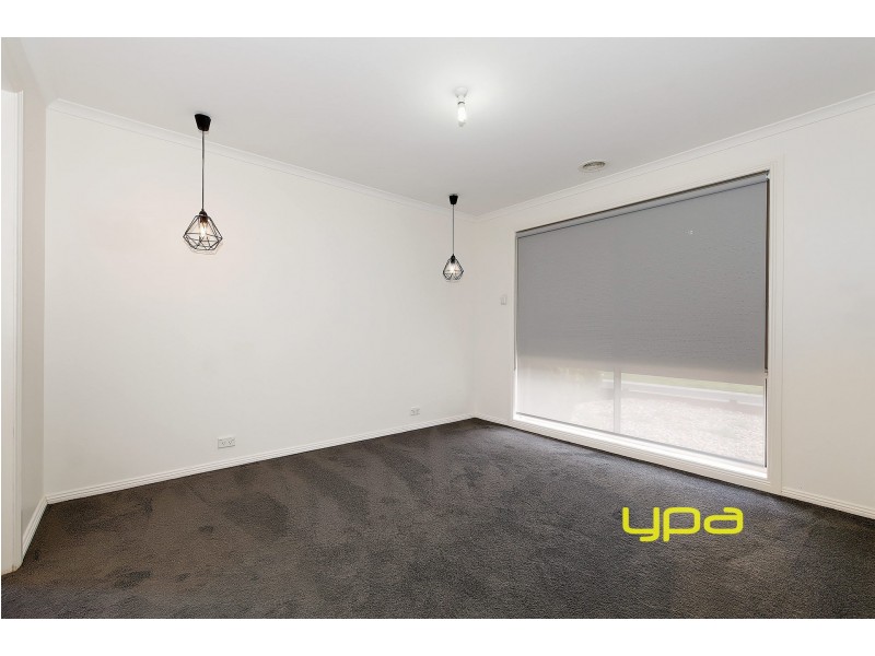 18 Colchester Circuit, Roxburgh Park VIC 3064