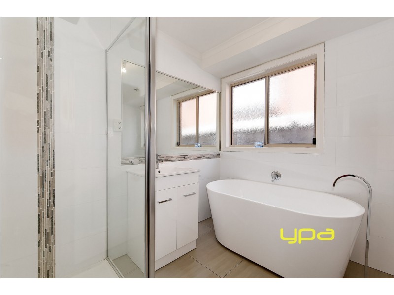 18 Colchester Circuit, Roxburgh Park VIC 3064