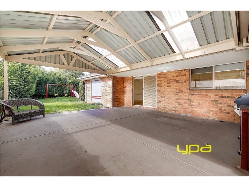18 Colchester Circuit, Roxburgh Park VIC 3064