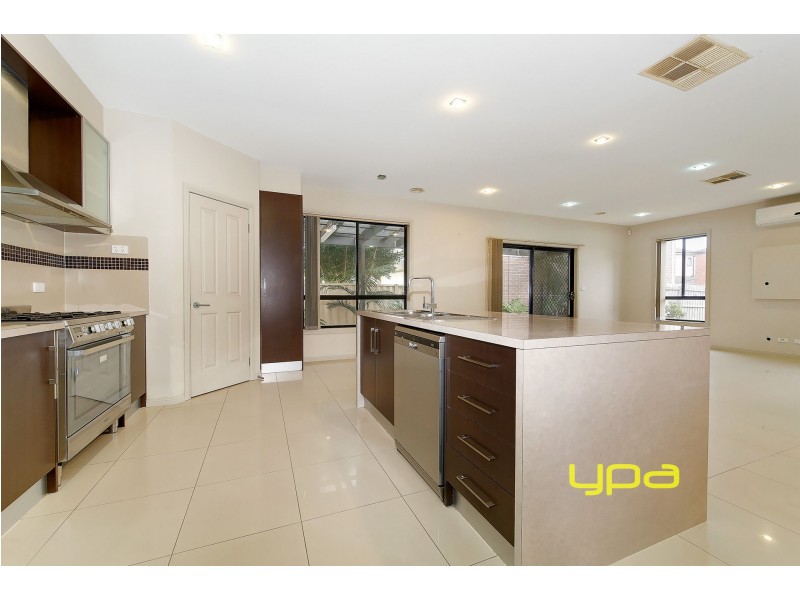 5 Amalfi Court, Roxburgh Park VIC 3064