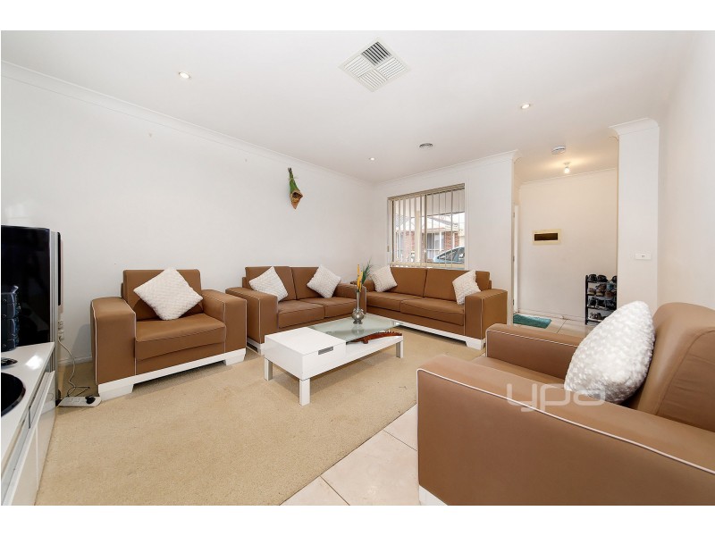 21/4-16 Melaleuca Drive, Meadow Heights VIC 3048