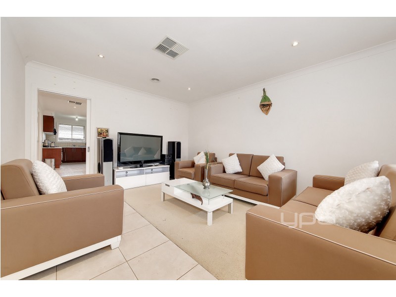 21/4-16 Melaleuca Drive, Meadow Heights VIC 3048