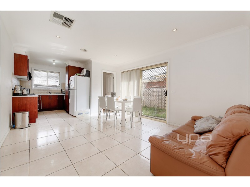 21/4-16 Melaleuca Drive, Meadow Heights VIC 3048