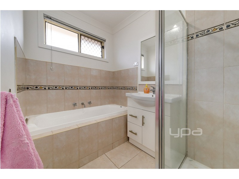 21/4-16 Melaleuca Drive, Meadow Heights VIC 3048