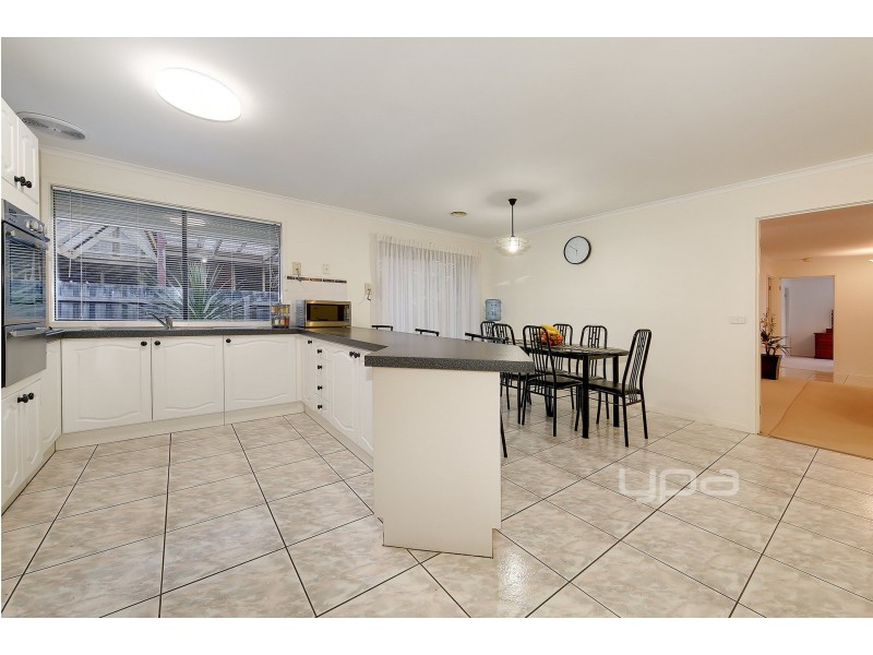 18 Pinnock Avenue, Roxburgh Park VIC 3064