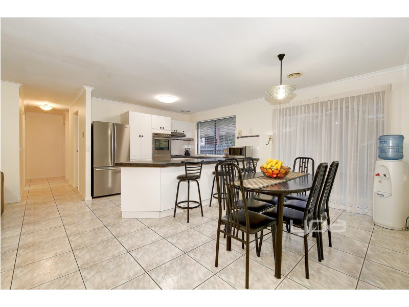 18 Pinnock Avenue, Roxburgh Park VIC 3064