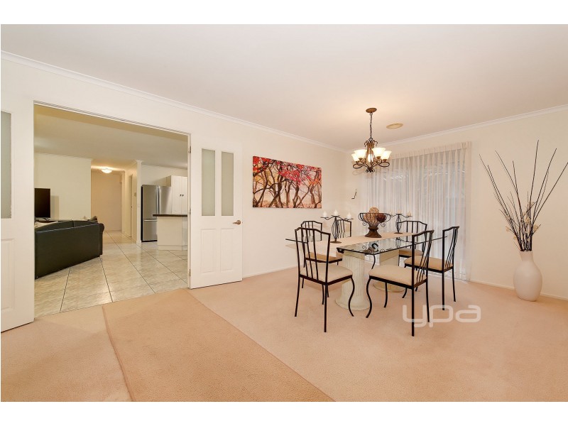 18 Pinnock Avenue, Roxburgh Park VIC 3064