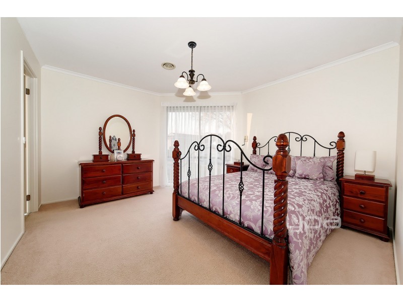 18 Pinnock Avenue, Roxburgh Park VIC 3064