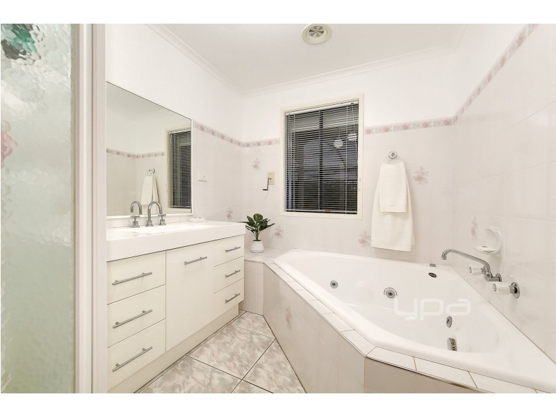 18 Pinnock Avenue, Roxburgh Park VIC 3064