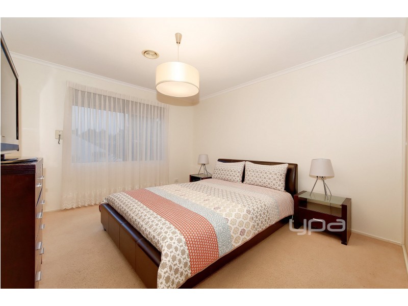 18 Pinnock Avenue, Roxburgh Park VIC 3064