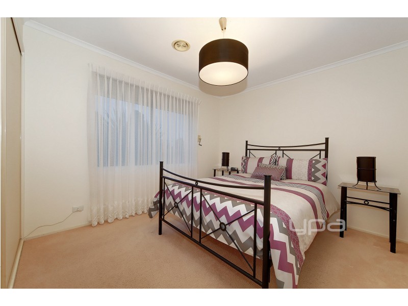 18 Pinnock Avenue, Roxburgh Park VIC 3064