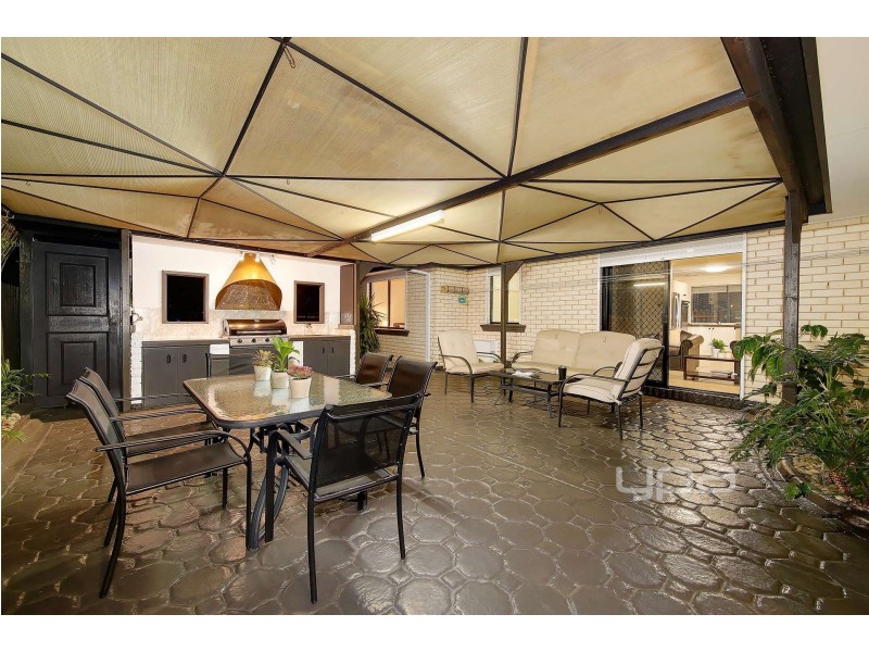 18 Pinnock Avenue, Roxburgh Park VIC 3064