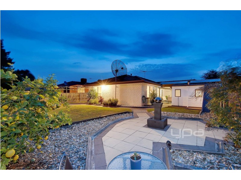 18 Pinnock Avenue, Roxburgh Park VIC 3064