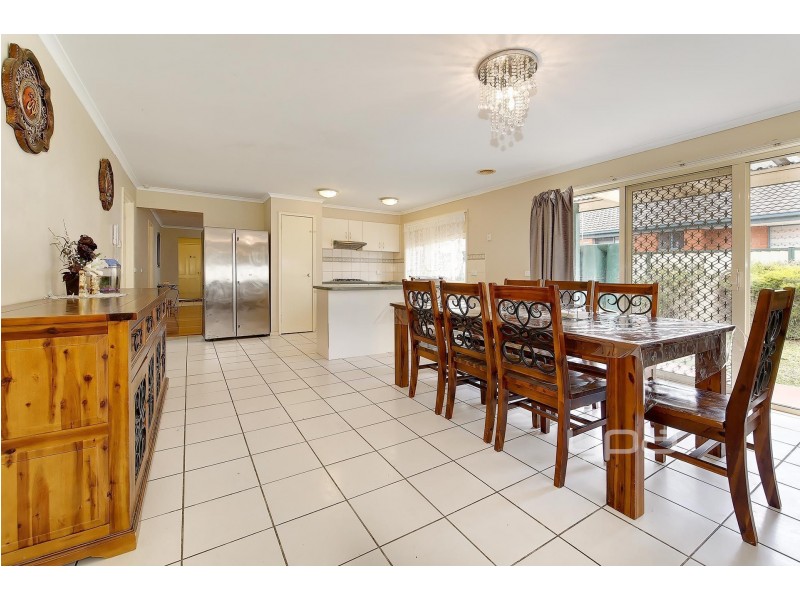 4 Lachlan Crescent, Roxburgh Park VIC 3064