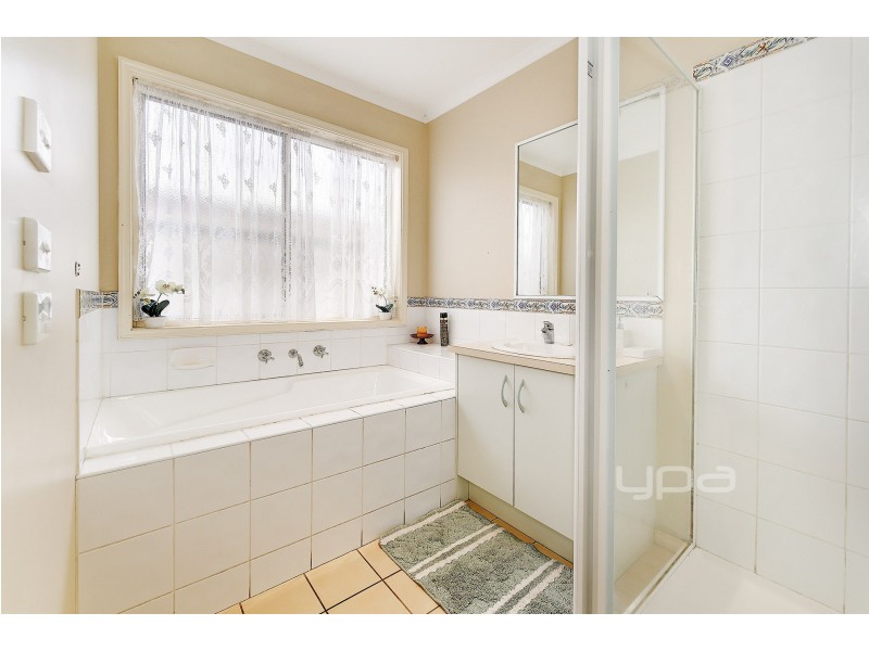 4 Lachlan Crescent, Roxburgh Park VIC 3064