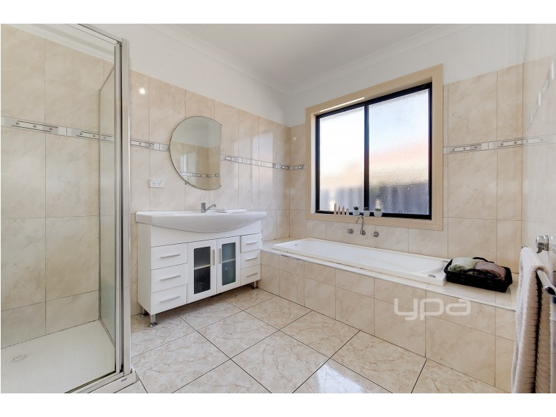 40 Lockwood Drive, Roxburgh Park VIC 3064