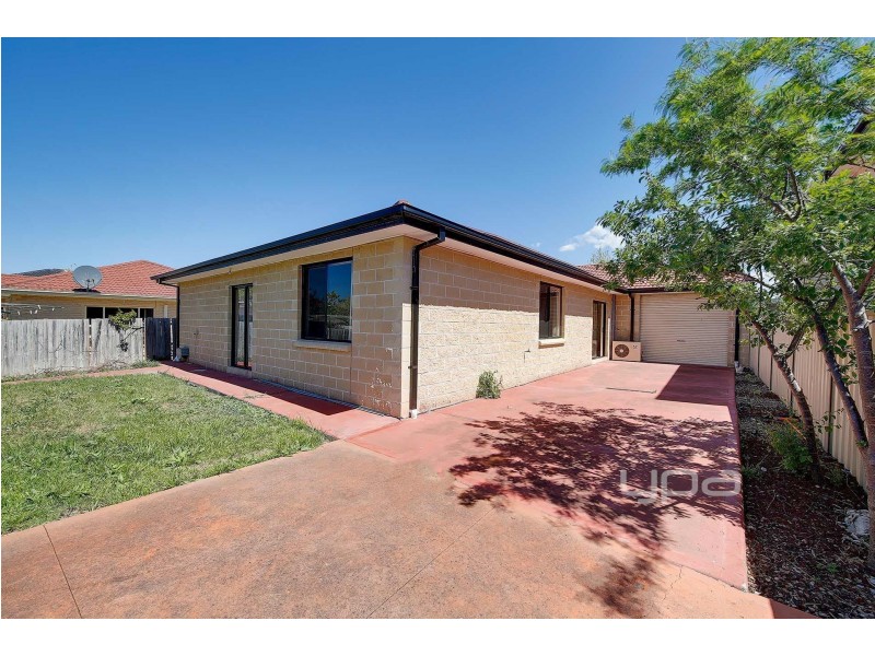 40 Lockwood Drive, Roxburgh Park VIC 3064
