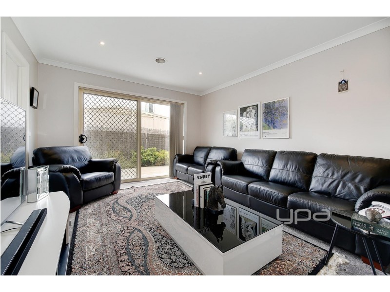 27/4-16 Melaleuca Drive, Meadow Heights VIC 3048