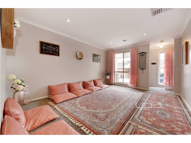 27/4-16 Melaleuca Drive, Meadow Heights VIC 3048