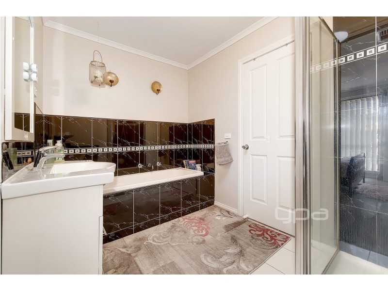 27/4-16 Melaleuca Drive, Meadow Heights VIC 3048