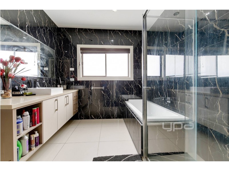 60 Biltmore  Crescent, Roxburgh Park VIC 3064