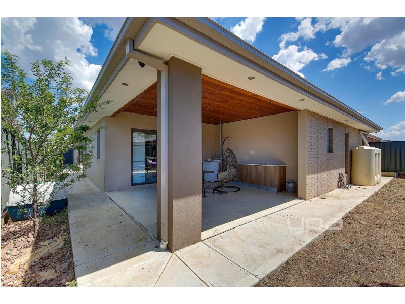 60 Biltmore  Crescent, Roxburgh Park VIC 3064