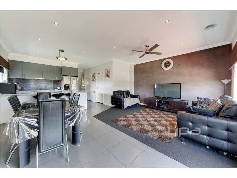 2/5 Bronco Court, Meadow Heights VIC 3048