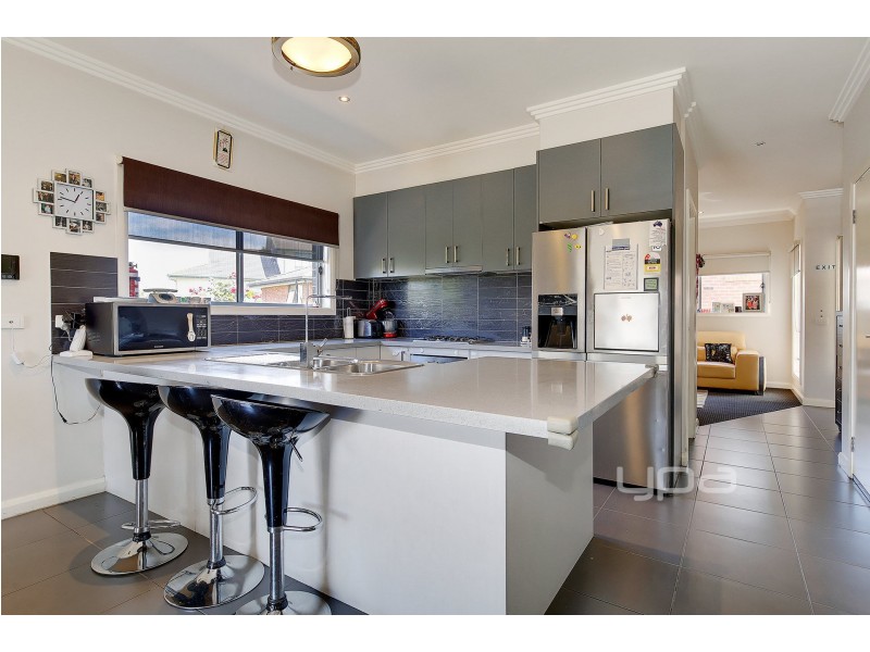 2/5 Bronco Court, Meadow Heights VIC 3048