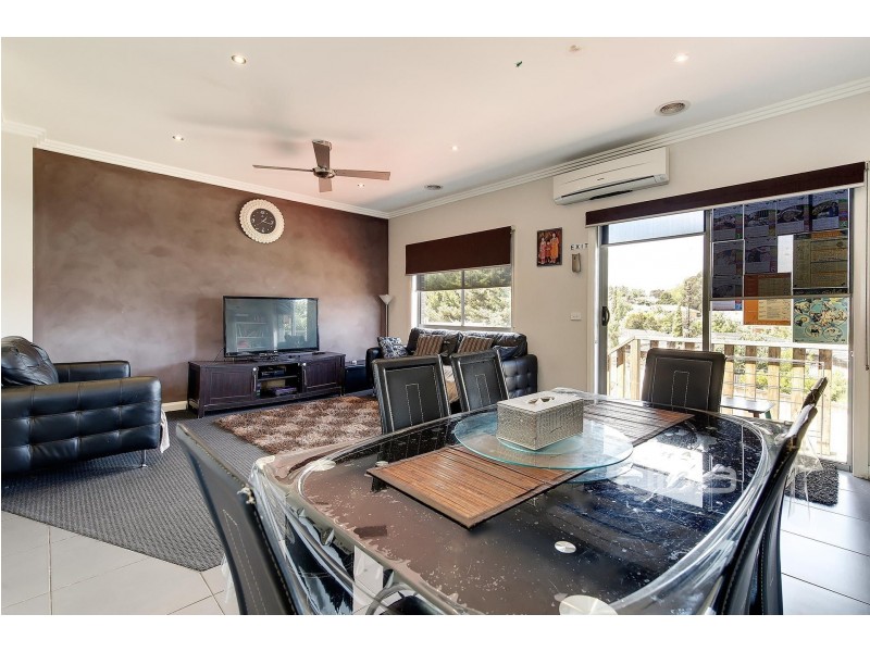 2/5 Bronco Court, Meadow Heights VIC 3048