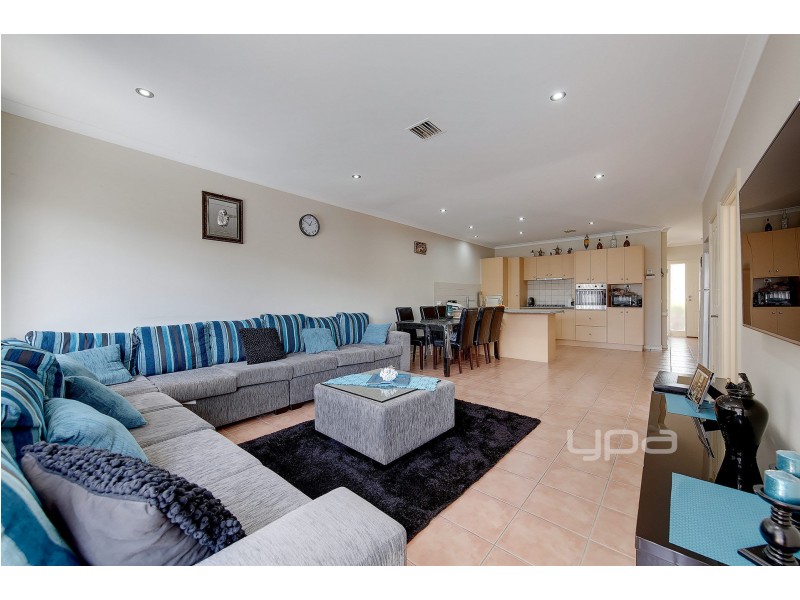 16 Turia Grove, Roxburgh Park VIC 3064