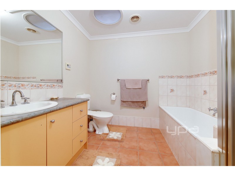 16 Turia Grove, Roxburgh Park VIC 3064